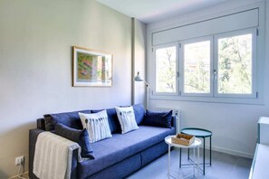 Departamento básico, 1 cama matrimonial | Área de sala de estar | Televisión