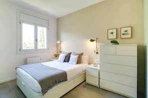 Departamento básico, 1 cama matrimonial | 1 habitación y espacio para trabajar con laptop 