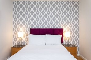 Basic Apartment, 1 Double Bed | 1 bedroom, laptop workspace, iron/ironing board, bed sheets - Groveland Court Apartment 6 (London)