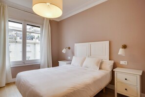 Basic Apartment, 1 Double Bed | 1 bedroom, laptop workspace, iron/ironing board, bed sheets - Groveland Court Apartment 6 (London)