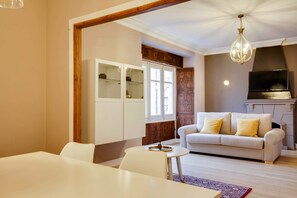 Leilighet – basic, 1 dobbeltseng | Oppholdsområde | TV