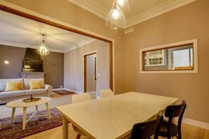 شقة بتجهيزات أساسية - سرير مزدوج | تناول الطعام