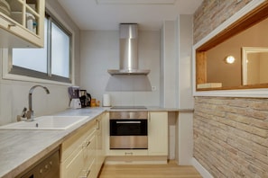 Apartamento básico, 1 cama de casal | Cozinha privada | Geladeira, micro-ondas, fogão, cooktop