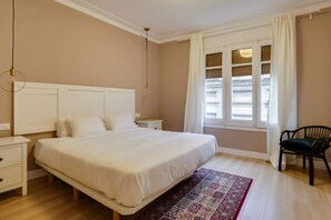 شقة بتجهيزات أساسية - سرير مزدوج | 1 غرفة نوم ومساحة عمل للكمبيوتر المحمول ومكواة/لوح كي وملاءات أسرّة