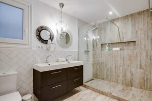 شقة بتجهيزات أساسية - سرير مزدوج | حمام | أحواض استحمام، مناش ف، صابون، شامبو