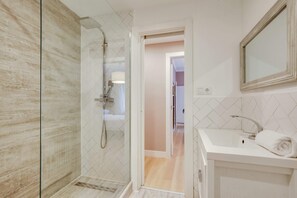 Basic Apartment, 1 Double Bed | Bathroom | Bathtub, towels, soap, shampoo - Groveland Court Apartment 6 (London)
