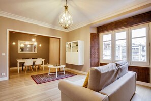 شقة بتجهيزات أساسية - سرير مزدوج | منطقة المعيشة | تلفزيون