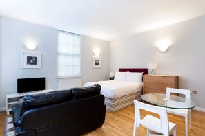 Basic Apartment, 1 Double Bed | 1 bedroom, desk, laptop workspace, iron/ironing board - Groveland Court Apartment 7 (London)