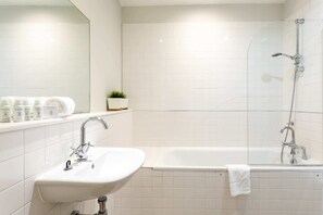 Lägenhet Basic - 1 dubbelsäng | Badrum | Badkar, miljövänliga toalettartiklar, handdukar och tvål