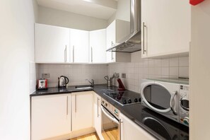 Basic Apartment, 1 Double Bed | Private kitchen | Fridge, microwave, oven, stovetop - Groveland Court Apartment 7 (London)