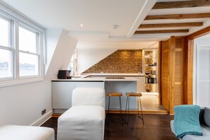 Apartamento básico, 1 cama de casal e sofá-cama | 1 quarto, escrivaninha, espaço de trabalho para notebook