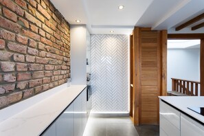 Basic Apart Daire, 1 Çift Kişilik Yatak ve Çekyat | Özel mutfak | Buzdolabı, mikrodalga fırın, set üstü ocak, bulaşık makinesi 