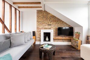 Living room - Bright Maida Vale Apartment (London)