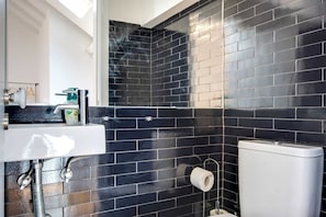Bathroom - Bright Maida Vale Apartment (London)