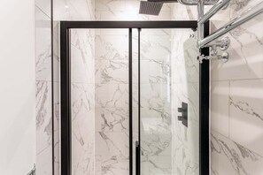 Apartment | Bathroom | Eco-friendly toiletries - Fabulous Gloucester Road Apartment (London)