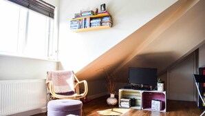 Apartamento básico, várias camas | Área de estar