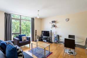Living room - Modern 1 Bedroom Apartment in West London (London)