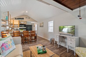 TV - Romantic Nautical Hideaway! (Irondequoit)