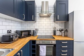 Basic Apartment, 2 Double Beds | Private kitchen | Fridge, microwave, oven, stovetop - Charming Chelsea Flat (London)