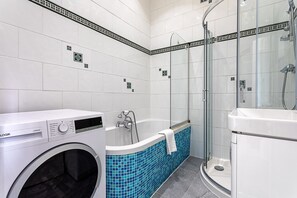 Basic-Apartment, 2 Doppelbetten | Badezimmer | Badewanne, umweltfreundliche Kosmetikartikel, Haartrockner, Handtücher