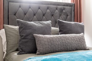 Basic Apartment, 2 Double Beds | 2 bedrooms, laptop workspace, iron/ironing board, WiFi - Charming Chelsea Flat (London)