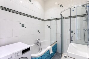 Leilighet – basic, 2 dobbeltsenger | Bad | Badekar, miljøvennlige toalettsaker, hårføner og håndklær