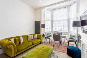 Leilighet – basic, 2 dobbeltsenger | Oppholdsområde | TV