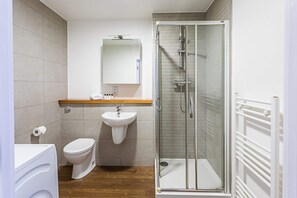Basic Apartment, 1 Double Bed | Bathroom | Bathtub, towels, soap, shampoo - Chamber Street Residence III (London)