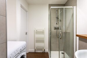 Bathroom - Bright Five Bedroom Flat in City Centre (London)