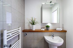 Bathroom - Chamber Street Apartment 14 (London)