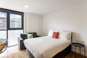 1 habitación, escritorio y espacio para trabajar con laptop