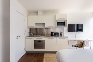 Refrigerador, microondas, placa de cocina, lavavajillas