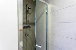 Apartamento básico, 1 cama de casal | Banheiro | Chuveiro, produtos de toalete biodegradáveis, toalhas de banho, sabonete