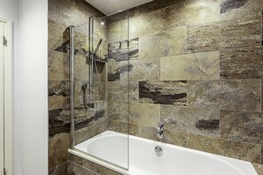 Appartement, 1 très grand lit | Salle de bain | Baignoire, sèche-cheveux, serviettes fournies, savon