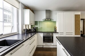 Basic Apartment, 1 King Bed | Private kitchen | Fridge, microwave, oven, stovetop - Blackfriars Printhouse Retreat (London)