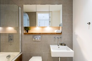 Basic Apartment, 1 Double Bed | Bathroom | Bathtub, eco-friendly toiletries, towels, soap - Tower Hill Residence II (London)