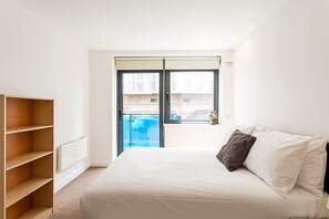 1 habitación, escritorio y espacio para trabajar con laptop