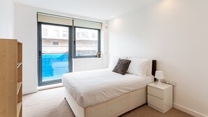 Basic Apartment, 1 Double Bed | 1 bedroom, desk, laptop workspace, iron/ironing board - Tower Hill Residence II (London)
