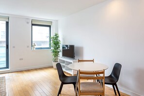 Apartemen Basic, 2 Tempat Tidur Double | Tempat makan