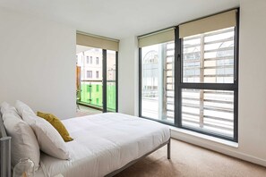 基础公寓, 2 张双人床 | 2 多间卧室、办公桌、笔记本电脑工作区、熨斗/熨衣板