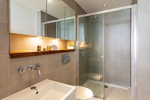 Basic Apartment, 2 Double Beds | Bathroom | Bathtub, towels, soap, shampoo - Tower Hill Residence VII (London)