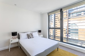 Apartamento básico, 2 camas de casal | 2 quartos, escrivaninha, espaço de trabalho para notebook