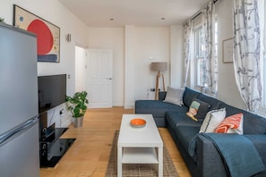 Apartamento básico, 2 camas de casal | Área de estar | TV
