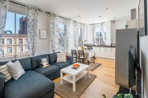 Leilighet – basic, 2 dobbeltsenger | Oppholdsområde | TV