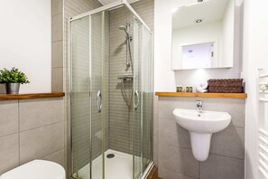 Bathroom - Modern and Comfy East London Flat With Balcony (London)
