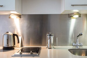 Private kitchen - Modern and Comfy East London Flat With Balcony (London)