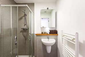 Bathroom - Modern and Comfy East London Flat With Balcony (London)