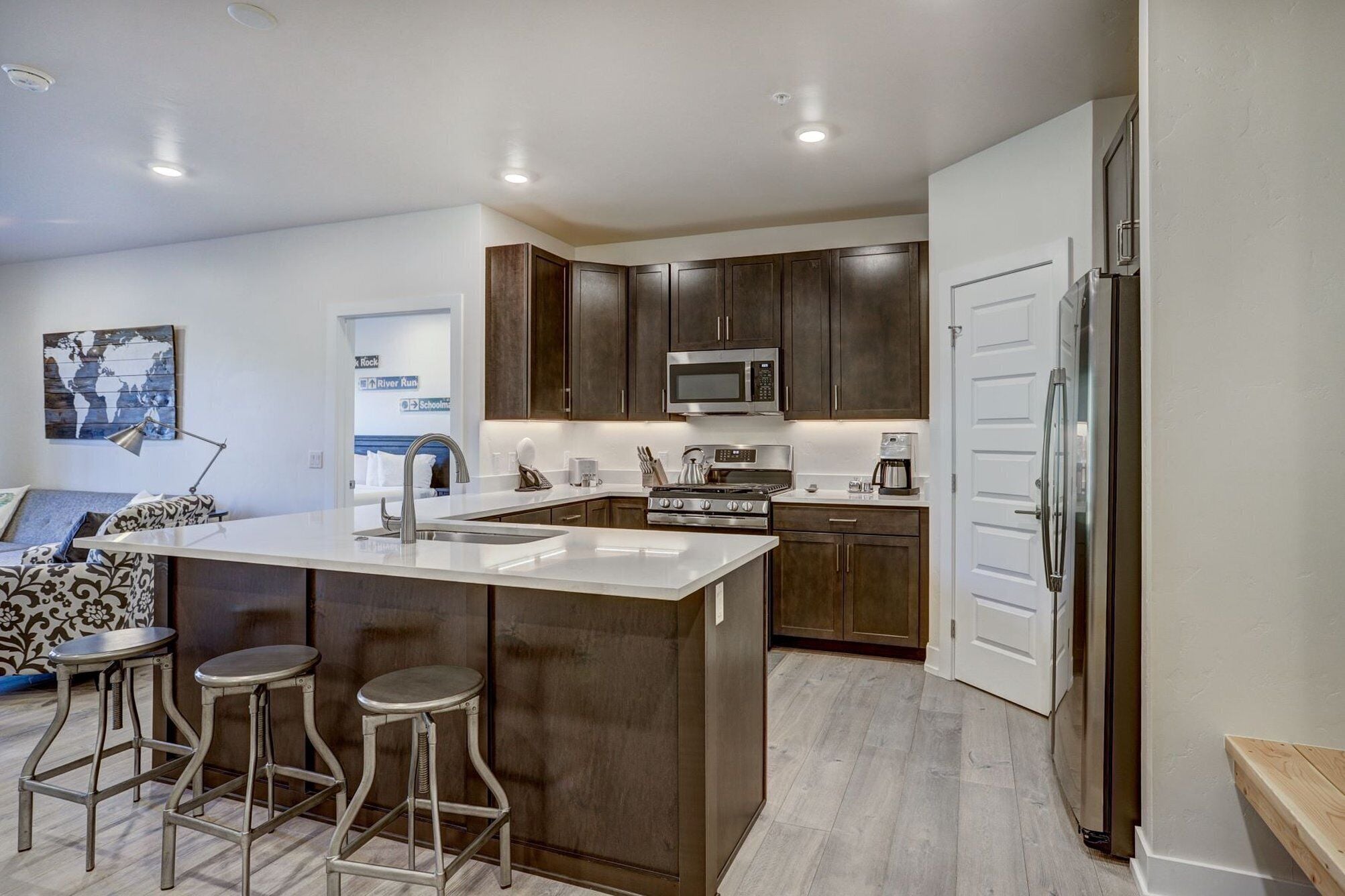 大型冷蔵庫、電子レンジ、オーブン、コンロ