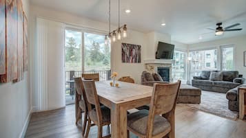 Premier Condo, 2 Bedrooms | Makan dalam bilik