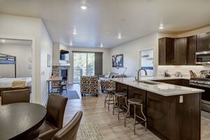 Full-size fridge, microwave, oven, stovetop